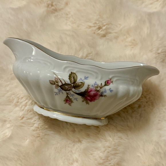 Vintage Royal Rose Fine China of Japan's Moss Rose pattern Gravy Dish. - Picture 3 of 9